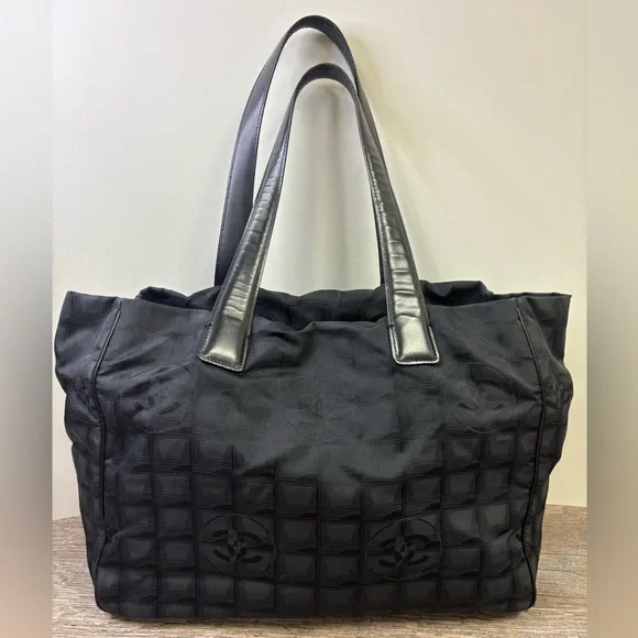 SOLD IN STORE CHANEL Travel Ligne Tote (2004-2005) - Picture 1 of 15